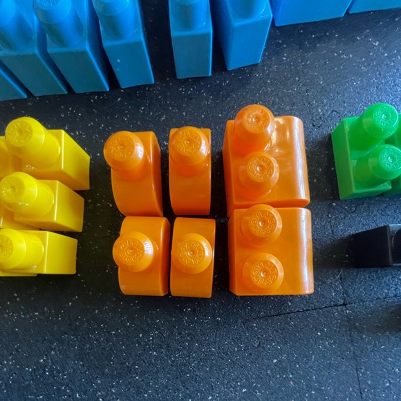 Mega Bloks First Builders Big Building set with 80+ big colorful building blocks - Picture 6 of 11